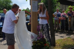 Sabine Schuldt und Manfred Ruckh enthüllen die Hasenhofstele